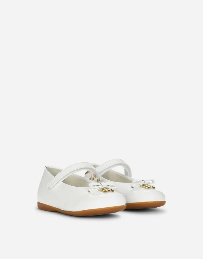 Dolce and Gabbana Shoes For First Steps 1926 Children Patent Leather Ballet Flats With Metal DG Logo White Dolce and Gabbana Shoes For First Steps 1926 Children Patent Leather Ballet Flats With Metal DG Logo White