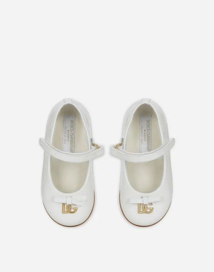 Dolce and Gabbana Shoes For First Steps 1926 Children Patent Leather Ballet Flats With Metal DG Logo White Dolce and Gabbana Shoes For First Steps 1926 Children Patent Leather Ballet Flats With Metal DG Logo White